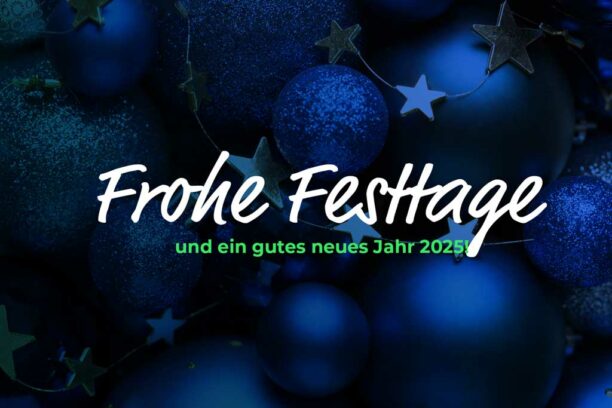 Weihnachtskugeln im Hintergrund mit Schriftzug "Frohe Festtage und ein gutes neues Jahr 2025"